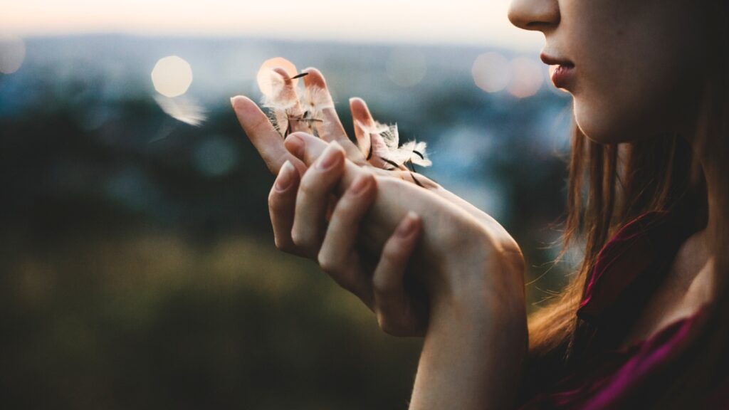 dona mirant una flor de forma conscient i amb una vida plena
