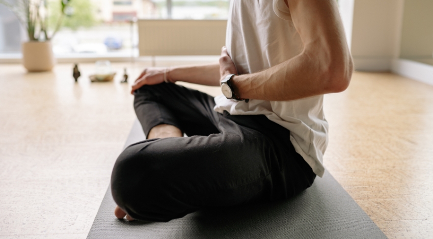 Exercici de respiració conscient per afavorir la connexió amb el cos
