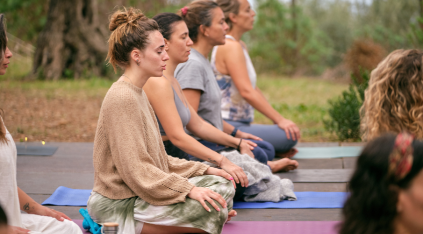 Meditació en grup en un entorn natural durant un retir de silenci